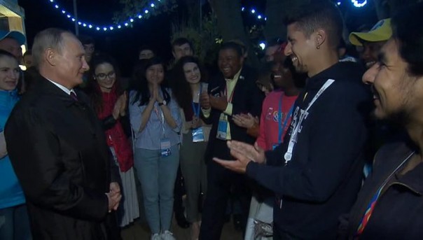 "Ущипни меня". Путин предложил иностранцу лично убедиться, что он настоящий