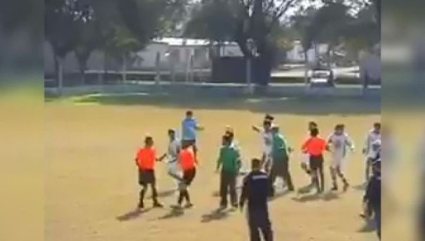 Футболисты напали на арбитров и пинками прогнали их с поля — видео