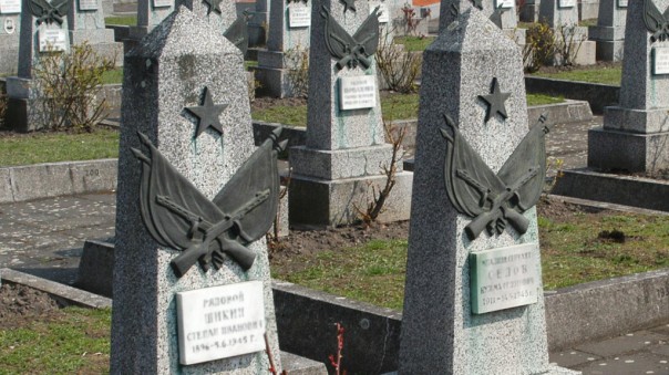 Очередной скандал в Польше: серп и молот уберут с красноармейских кладбищ