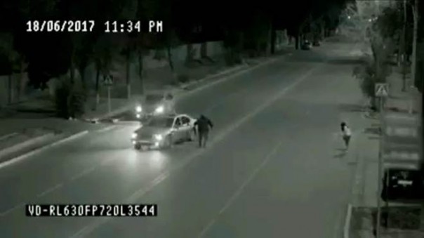 Ночью скрытая камера случайно засняла призрака, спасшего девушку…
