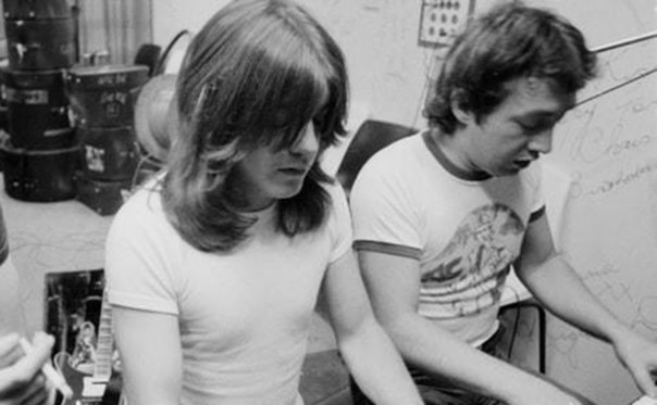 Умер один из основателей группы AC/DC Джордж Янг
