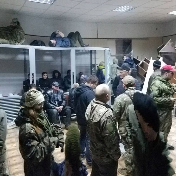 Бытовуха: В Киеве радикалы разгромили здание суда, чтобы сорвать заседание по делу своего соратника