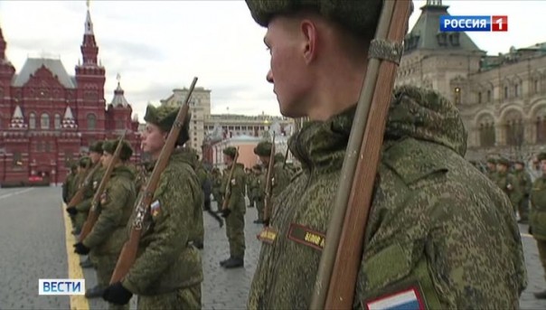 На Красной площади готовятся к торжественному маршу 7 ноября