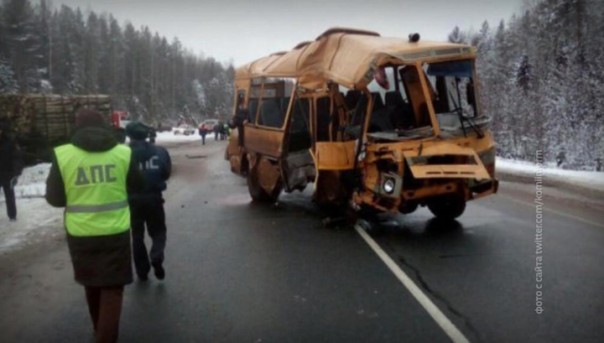 Автобус с детьми влетел в КамАЗ в Коми: есть жертвы