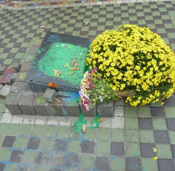 В Киеве снова облили краской табличку карателям АТО