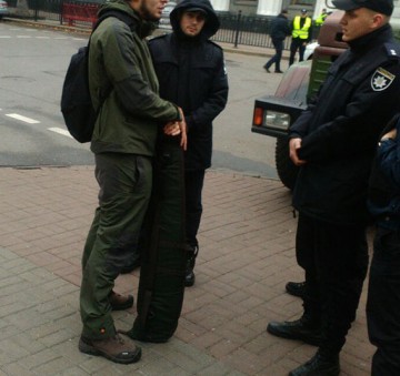 Украинские полицейские задержали снайпера, который направлялся к митингующим