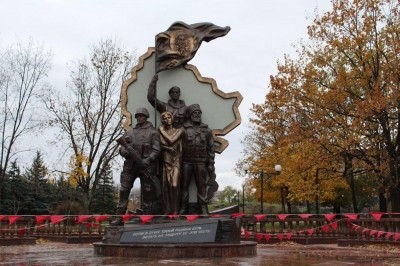 В Луганске восстановили взорванный диверсантами памятник "Они отстояли Родину"