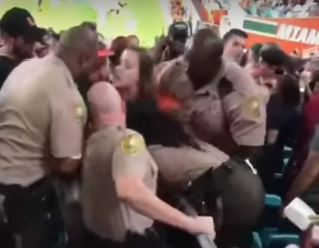 В Майами полицейский ответил на пощечину женщины ударом в лицо