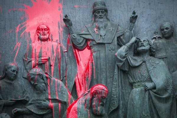 Хоть святых выноси. А что делать?