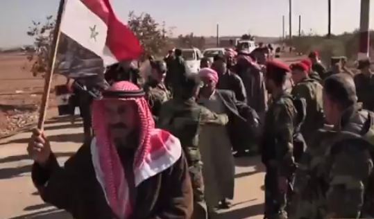 Массовая капитуляция боевиков: террористы ИГИЛ* бегут из Ракки, чтобы сдаться российским военным