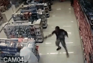 Полицейский расстрелял грабителей, держа на руках маленького сына (видео)