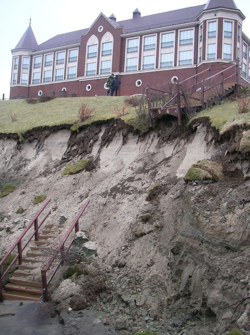 Шторм снес берег у резиденции управделами президента РФ