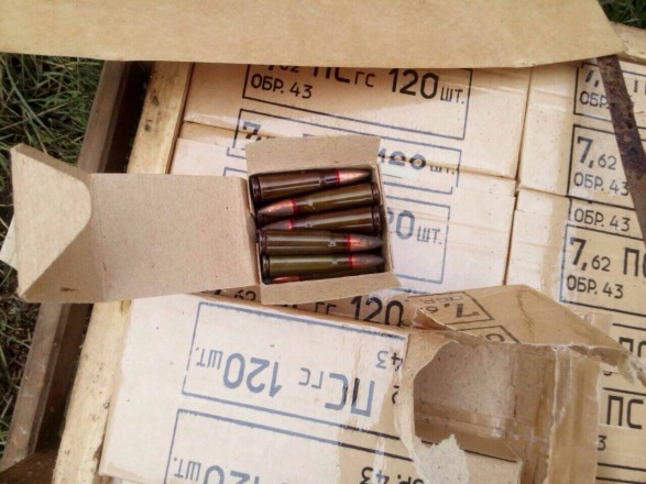 В Геническе под грудой мусора нашли схрон с боеприпасами