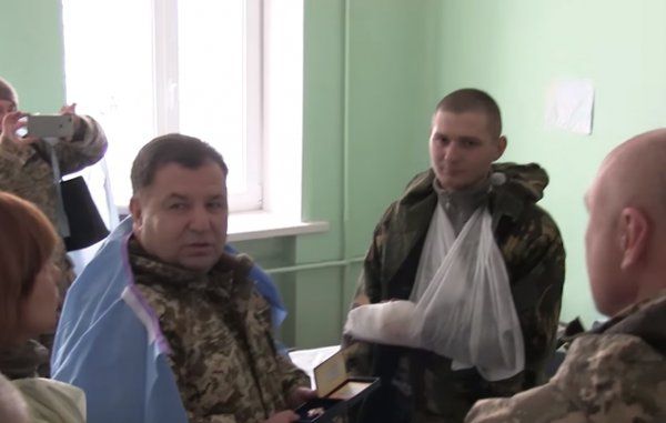 Выжившим в атаке под Луганском хрюмбергам вручили наручные часы и 20 000 гривен на карточку