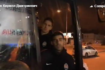 Ультрас остановили автобус "Шахтера" и с угрозами "наехали" на футболистов.