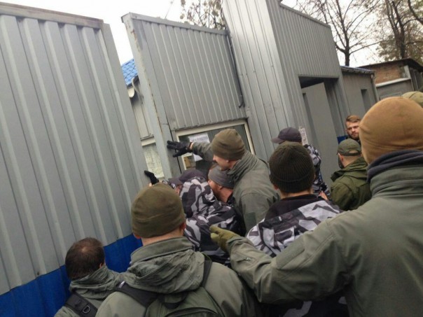 Под Киевом нацисты взяли штурмом автобусный парк