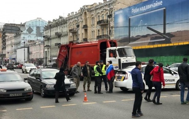 В центре Киева задержали мужчину с флагом России