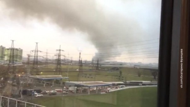 На севере Петербурга горят склады