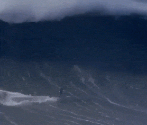 36-летний сёрфер выложил видео, как чудовищная волна ломает ему позвоночник