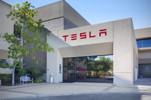 Акции Tesla рухнули на 5% после смертельного ДТП и шуток о банкротстве