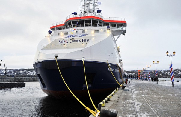 В Мурманске на ледокольном судне обеспечения «Федор Ушаков» подняли российский флаг