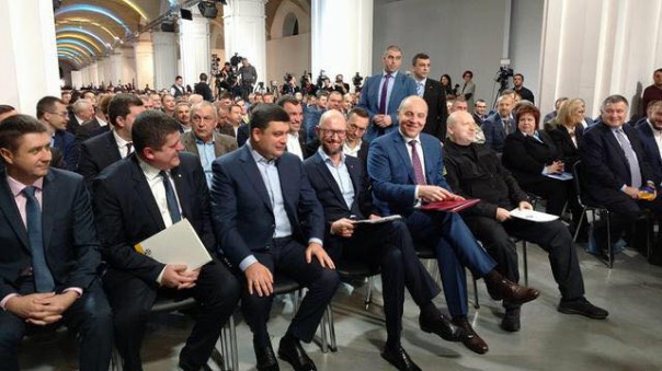 Порошенко и Яценюк треснули друг друга ногами под столом
