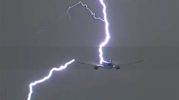 Видео: молния пронзила самолет с людьми на борту