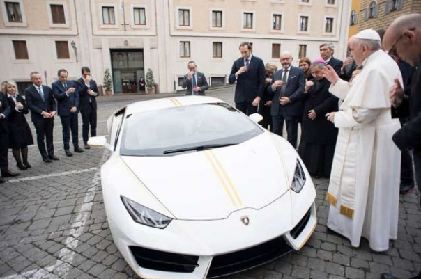 Папа римский стал обладателем уникального спорткара Lamborghini