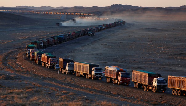 Пустыня Гоби встала в глухой пробке из грузовиков