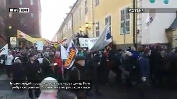 Марш за русский язык собрал тысячи людей в центре Риги