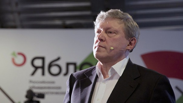 Головная боль и кровь из ушей: самолет с Явлинским разгерметизировался