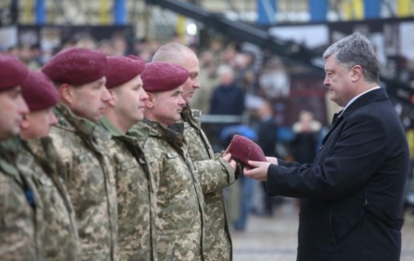 Порошенко: "Русские пришельцы убили сотни украинских десантников"