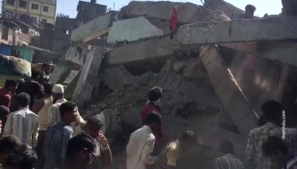 В Мумбаи трущобы обрушились на людей | Крушение поезда на севере Индии: погибли 4 человека