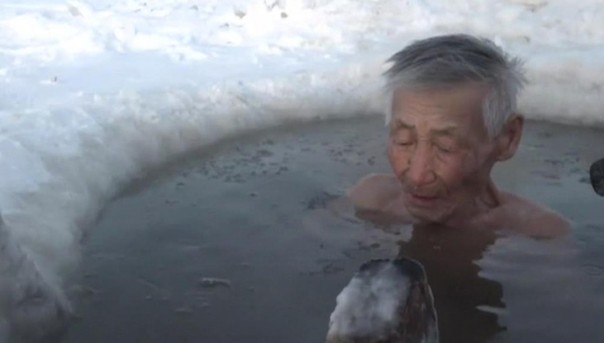 Температура минус 48: в Якутии открылся зимний купальный сезон