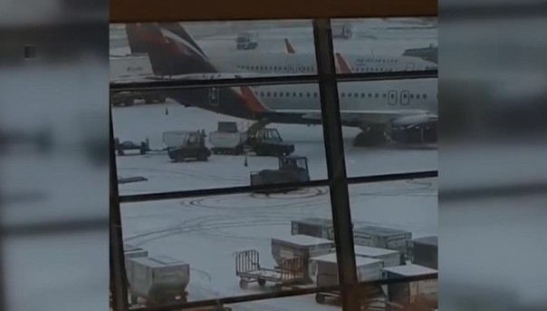 В Шереметьево водитель погрузчика устроил дрифт по первому снегу