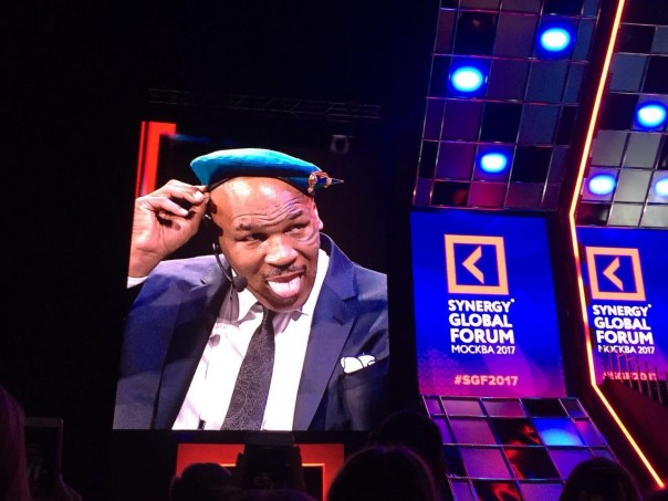 Майку Тайсону подарили берет ВДВ в Москве