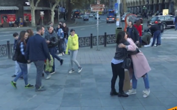 "Я из России, обнимемся?" Sputnik провел в Тбилиси социальный эксперимент