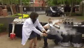 Физик решил смешать колу с жидким азотом в прямом эфире, но что-то пошло не так