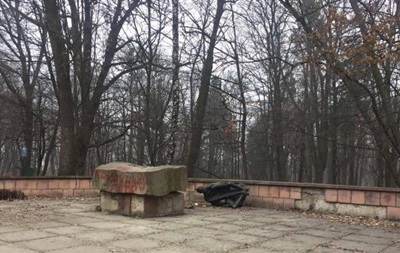 Во Львове укроподонки повредили памятник коммунисту Великановичу