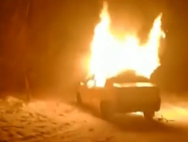 Неизвестные убили и сожгли таксиста в его автомобиле в Амурской области — видео