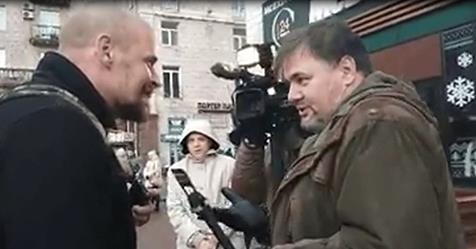 Боевик АТЫ избил журналиста Коцабу в центре Киева
