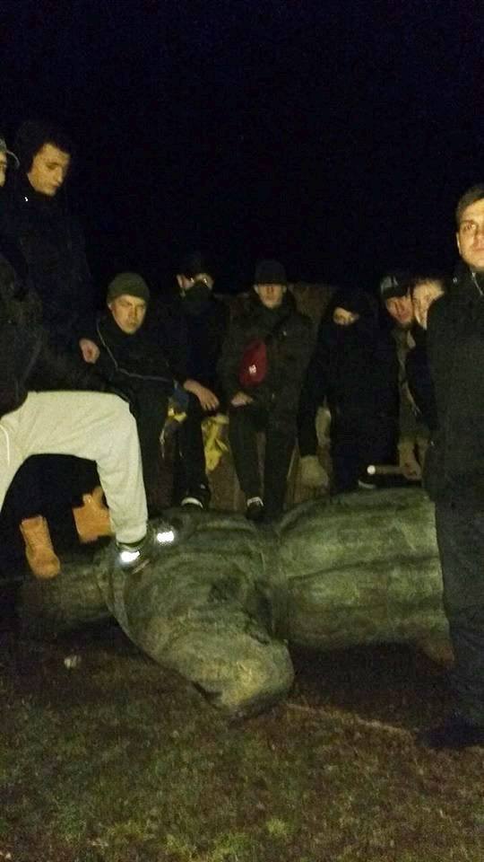 Под Черниговом вандалы повалили бюст лидера партизан Федорова и поглумились над ним