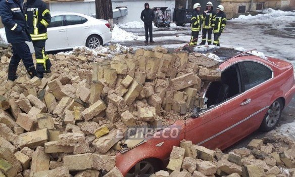 В центре Киева обрушилась стена между домами