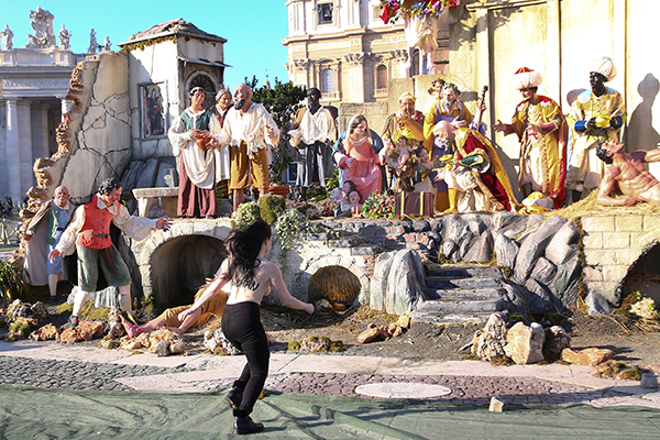 Нападение активистки Femen на рождественский вертеп в Ватикане попало на видео