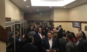 Навальный и Полонский едва не подрались в здании ЦИК – кадры