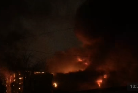 В охваченном огнём московском автосервисе сгорело несколько автомобилей, в том числе два "бентли".