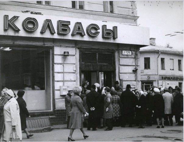 Фотография называется "Очередь за колбасой" - а в ней целая эпоха