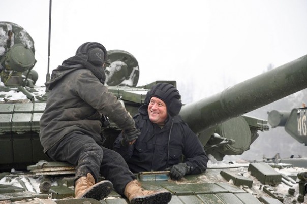 Укрофашисты покатали на танке американского генерала, посетившего военный учебный центр "Десна"