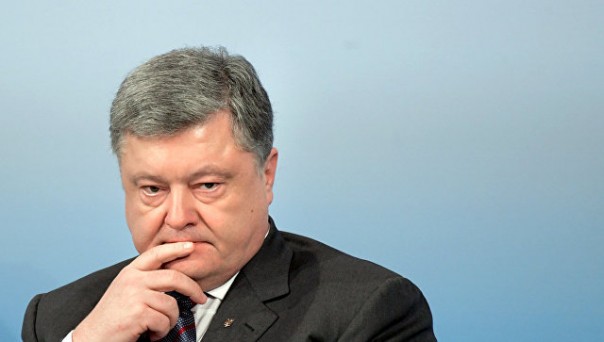 СМИ раскрыли "секрет" непонятного предмета под плащом Порошенко