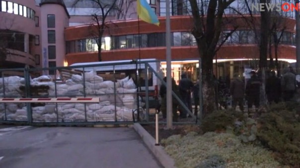 Радикалы напали на телеканал NewsOne. Вокруг него строят баррикады и обносят колючей проволокой